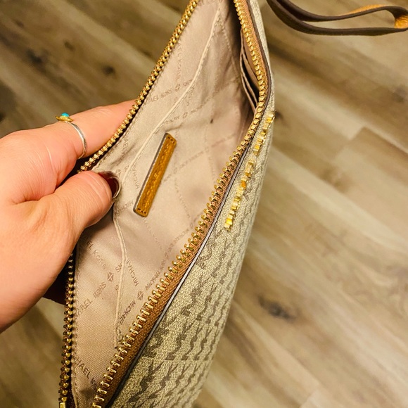 Michael Kors Jet Set Large Zip Clutch Wristlet - Picture 3 of 4